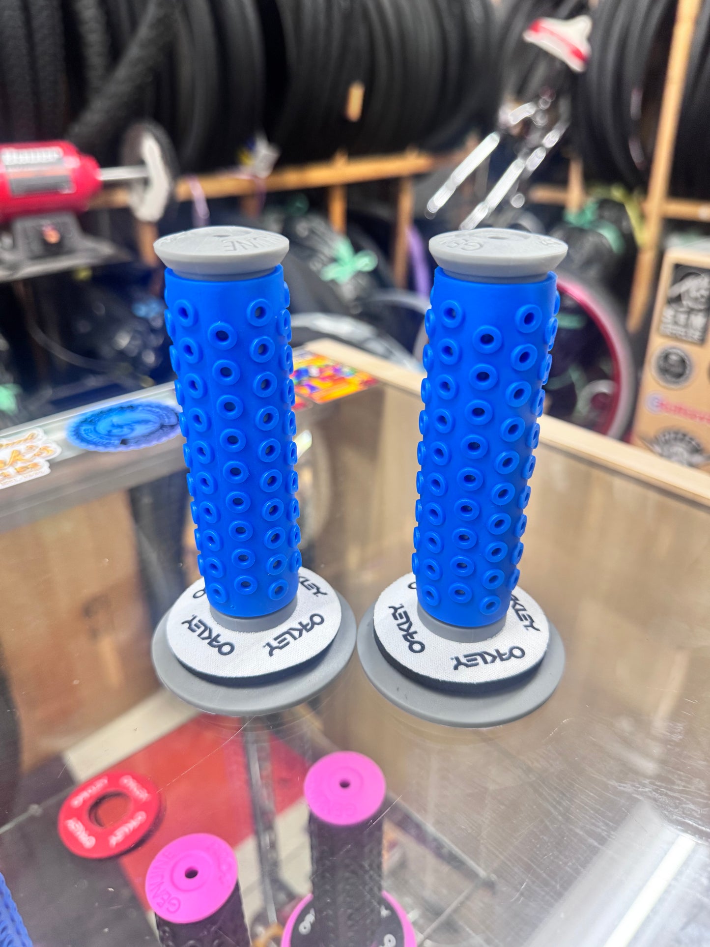 Frank’s Bicycles REPOP B1-B Grips GREY/BLUE + Oakley Donuts