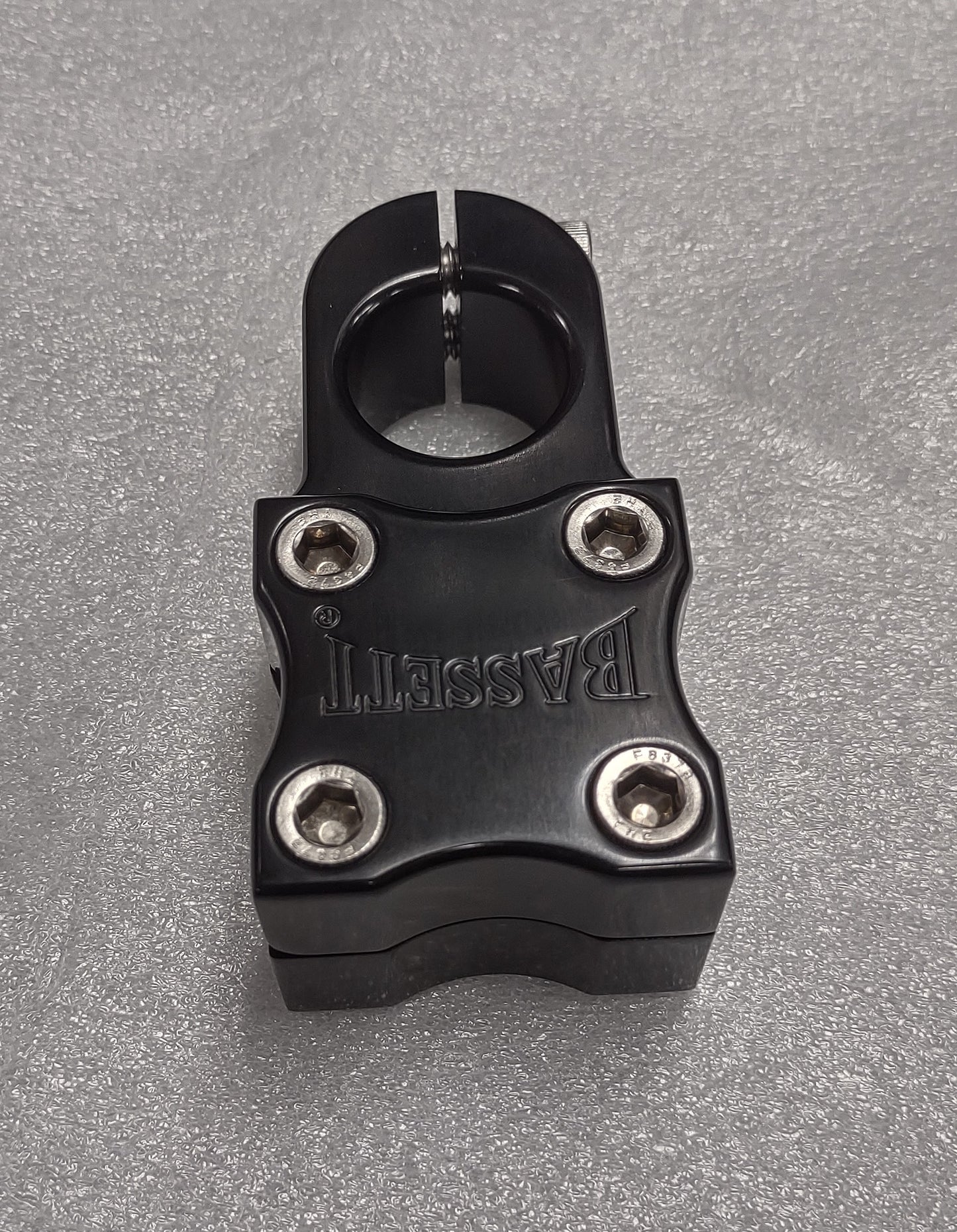 BASSETT top load black