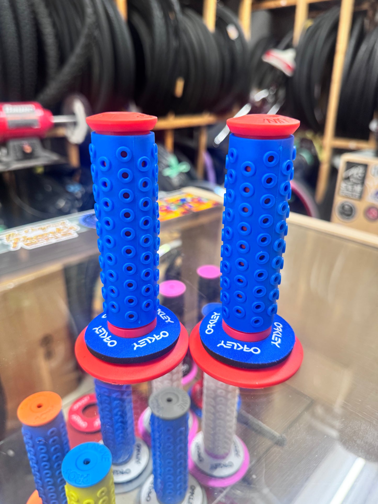 Frank’s Bicycles REPOP B1-B Grips RED/BLUE + Oakley Donuts