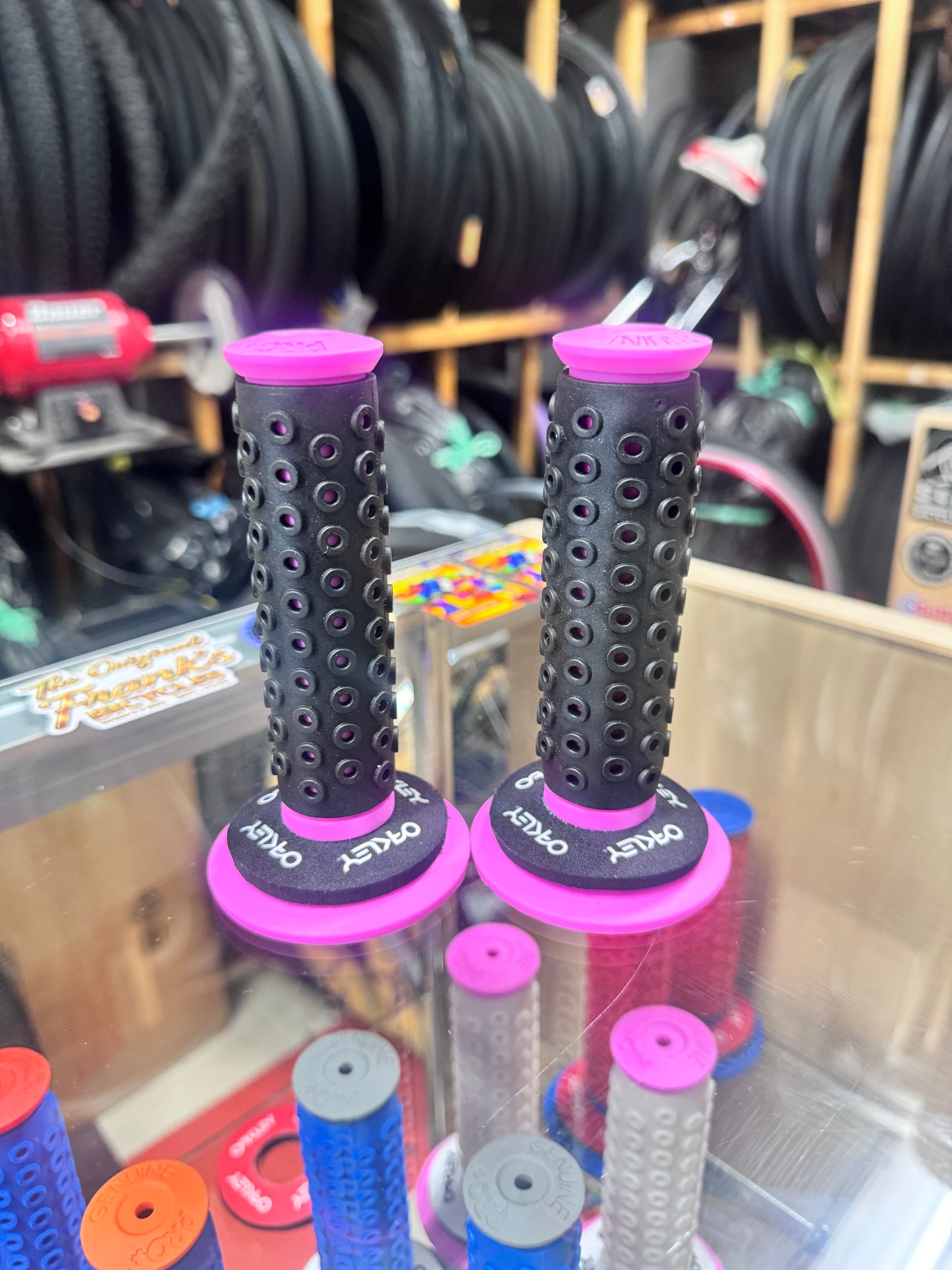 Frank’s Bicycles REPOP B1-B Grips PINK/BLACK + Oakley Donuts