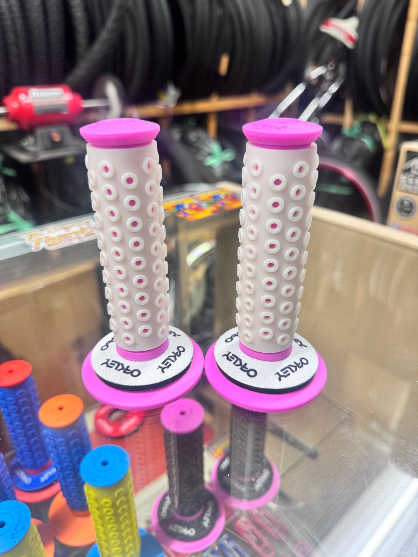 Frank’s Bicycles REPOP B1-B Grips PINK/WHITE + Oakley Donuts