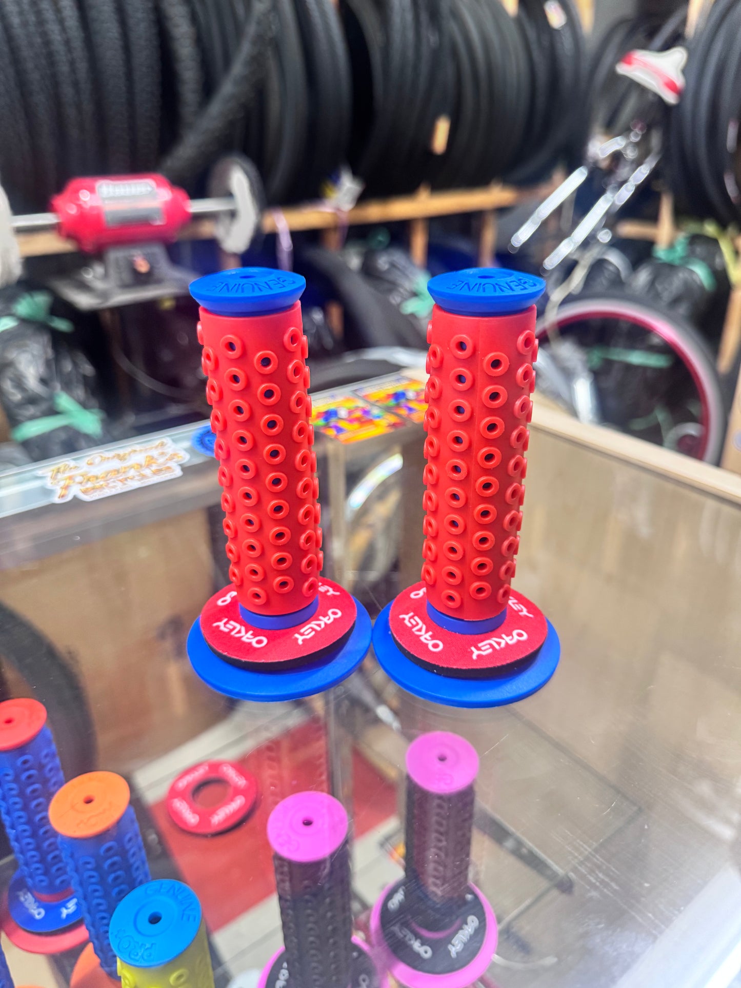 Frank’s Bicycles REPOP B1-B Grips BLUE/RED + Oakley Donuts