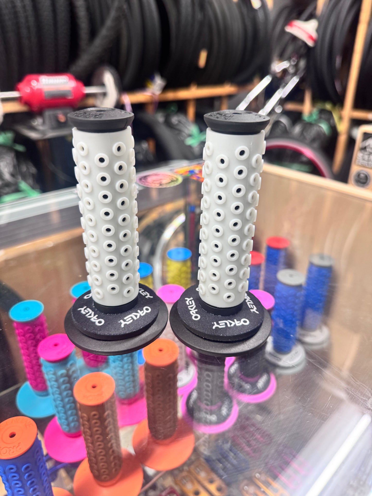Frank’s Bicycles REPOP B1-B Grips BLACK/WHITE + Oakley Donuts